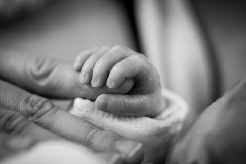 birth photography baby hand