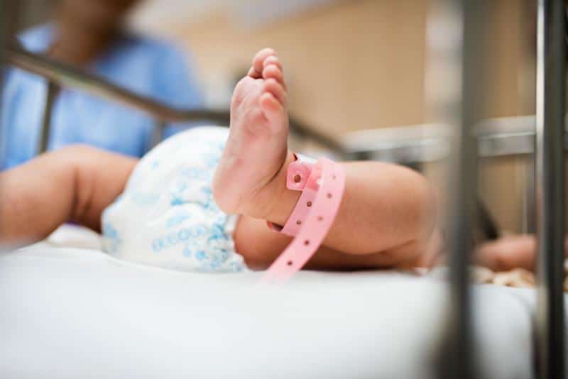 birth photography baby foot